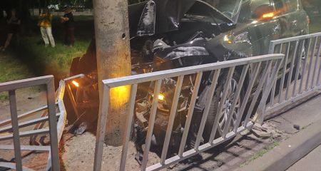 В Днепре на Набережной Заводской автомобиль влетел в столб