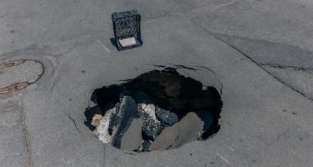 В центре Днепра на дороге образовался огромный "портал" (ФОТО, ВИДЕО)