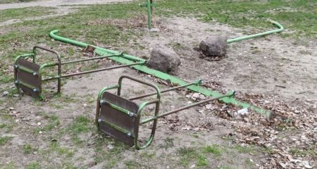 В Днепре на Красном Камне вандалы растрощили детскую площадку (ФОТО)