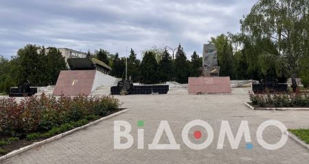 Російські написи і здерті дати: як виглядає меморіал у Шахтарському (ФОТО, ВІДЕО)
