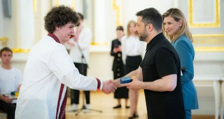 Школяр з Дніпра, який допомагав рятувати людей під час обстрілів, отримав почесну відзнаку від Президента (ФОТО)