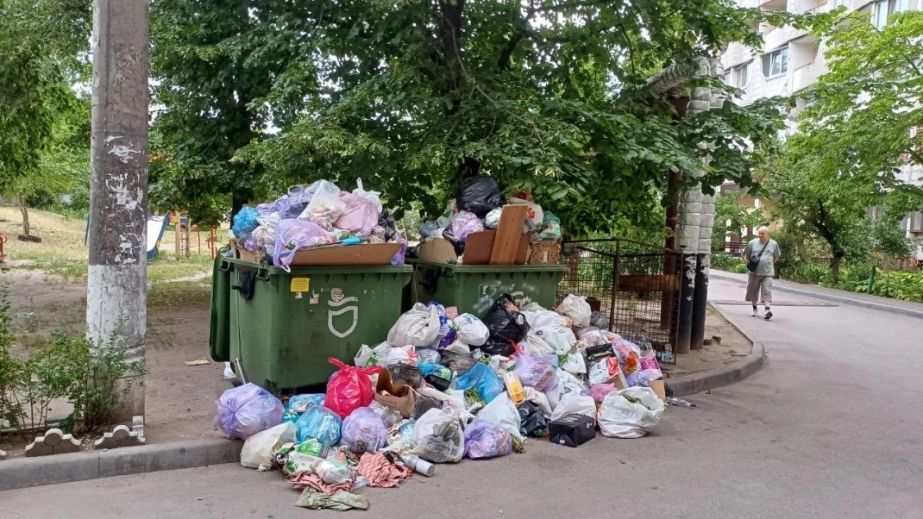 В Днепре на бульваре Славы двор утопает в мусоре из-за автовладельцев