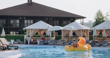 У Дніпрі пошкоджений шахедом "Бартоломео" готують до пляжного сезону (ФОТО)