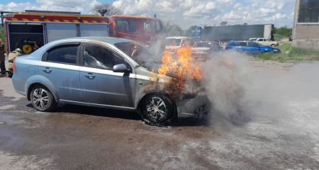 На Криворожье огонь уничтожил легковушку (ФОТО)