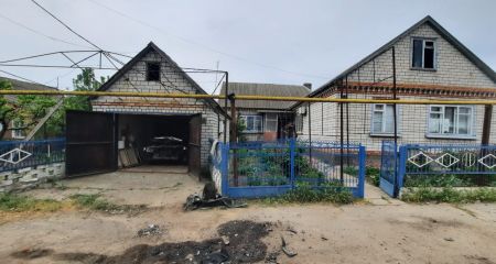 Поліція показала наслідки обстрілу службових автомобілів під час ударів по Нікополю