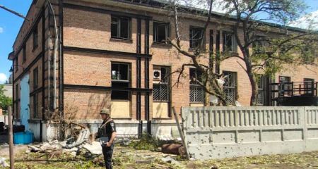 Понівечені подвір'я та вибиті вікна: поліція показала наслідки обстрілів Нікопольщини за минулу добу (ФОТО)