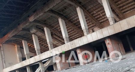 В Днепре продолжают растягивать заброшенный Дворец спорта "Метеор" на металлолом (ВИДЕО)