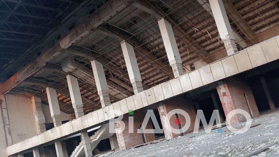 В Днепре продолжают растягивать заброшенный Дворец спорта "Метеор" на металлолом (ВИДЕО)