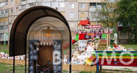 Біль та сльози: у Кривому Розі провели молебен на 40 днів після ракетного удару по дитячому майданчику (ФОТО)