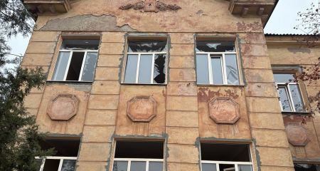 Бізнес на прильотах: у Кривому Розі скандальне подружжя заробляє на відновленні будинків після ракетних ударів