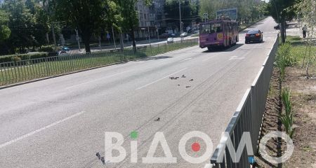 У Дніпрі посеред проспекту з автомобіля випали невідомі пристрої (ФОТО)