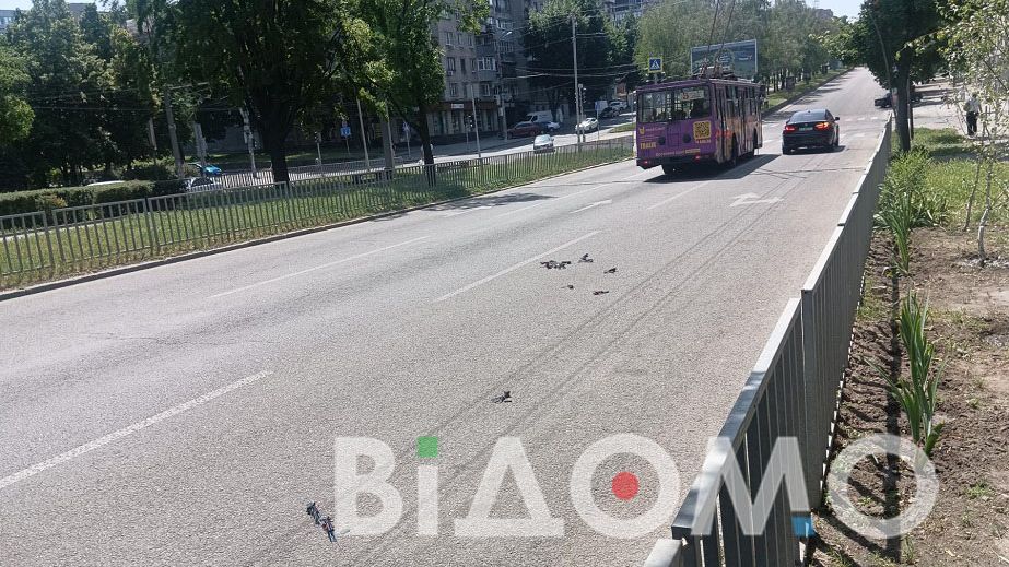 У Дніпрі посеред проспекту з автомобіля випали невідомі пристрої (ФОТО)
