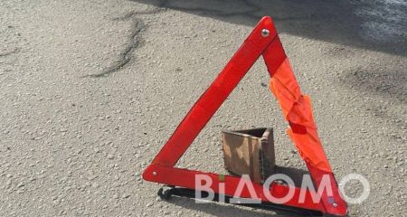На набережной Днепра автомобиль на скорости сбил женщину на переходе (ВИДЕО)