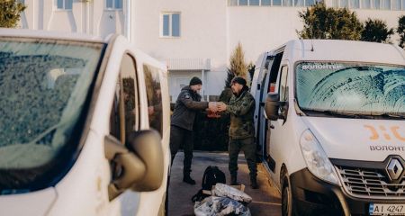 Благодійний фонд "Жива надія" передав військовим позашляховик і гуманітарну допомогу жителям прифронтових сіл Донеччини