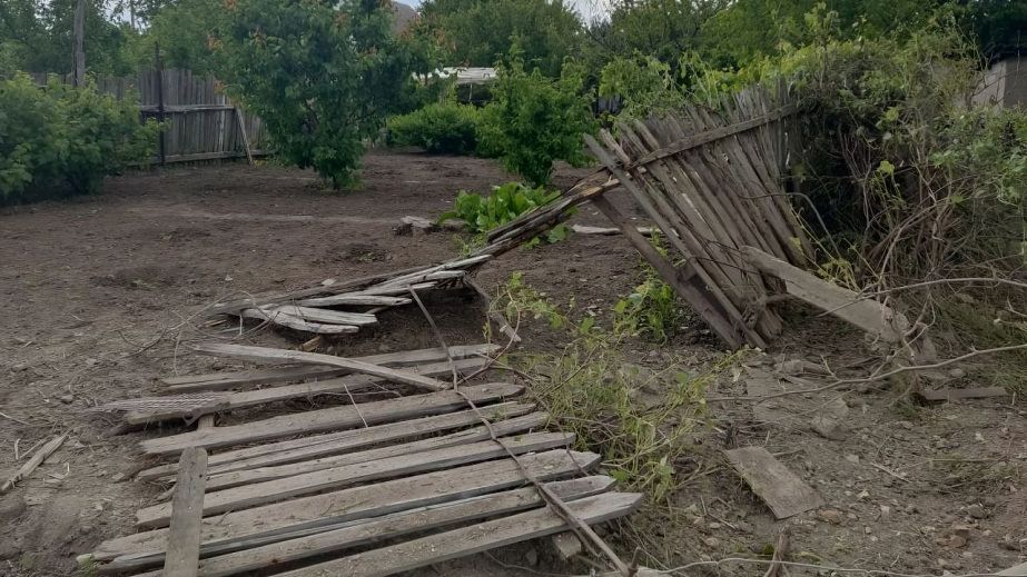 У Нікополі внаслідок обстрілу росіян постраждала пенсіонерка