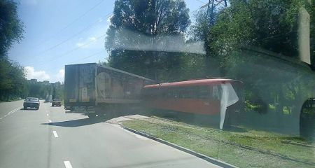 На Західному у Дніпрі фура влетіла у трамвай: постраждала жінка (ВІДЕО)