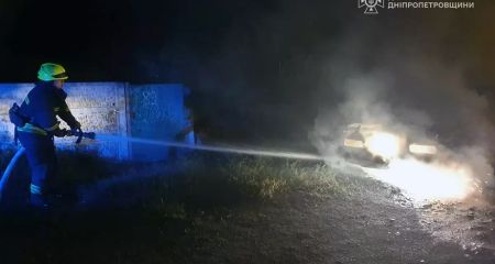 У Дніпрі посеред вулиці згорів автомобіль (ФОТО)